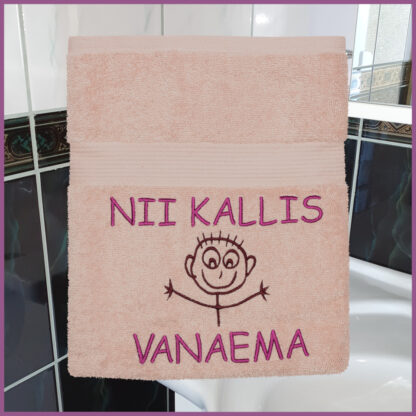 Tikandiga heleroosa saunalina "NII KALLILE VANAEMALE". 100% puuvilla, 140x70cm.