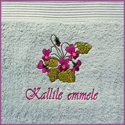 Tikitud kannikestega vannirätik kallile emmele. Materjal: puuvill 100%, suurus: 140x70cm