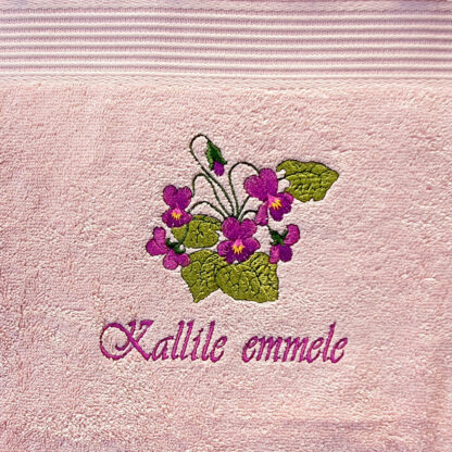 Tikitud kannikestega vannirätik kallile emmele. Materjal: puuvill 100%, suurus: 140x70cm