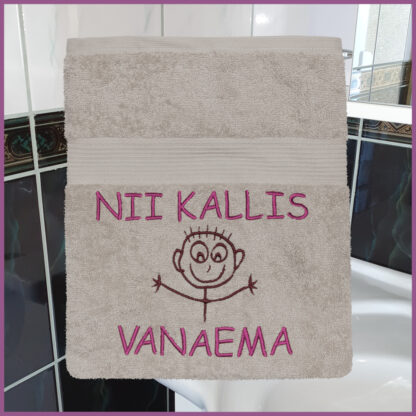 Tikandiga saunalina "NII KALLILE VANAEMALE". 100% puuvilla, 140x70cm.